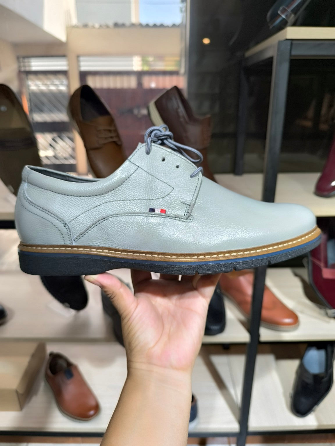 Calzado de cuero André mostrado en el showroom