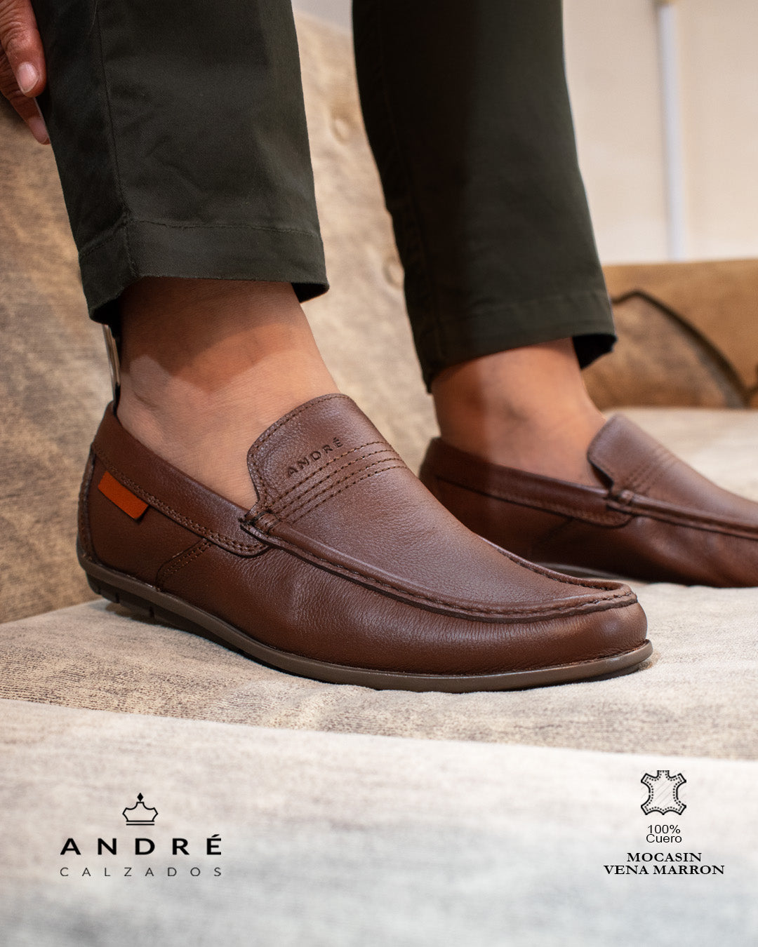 Mocasín Vena Marrón André puesto, con el cuero y la costura visibles